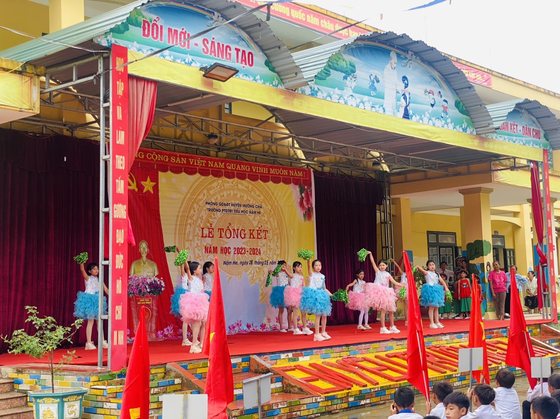 Lễ Tổng kết năm học 2023-2024 ở trường PTDTBT Tiểu học Nậm He