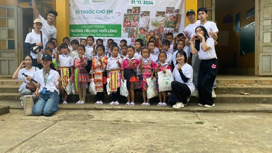 Ảnh trao Tủ thuốc cho em 13