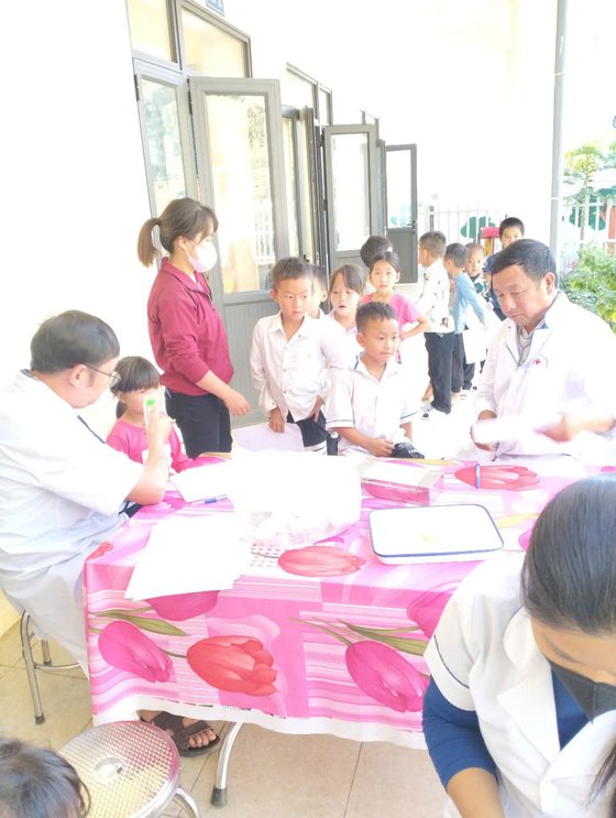 Phối hợp tiêm phòng cho HS lớp 2 năm học 2024-2025
