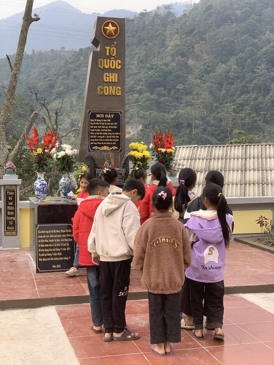 Ảnh HS viếng đài tưởng niệm tại xã nhà Huổi Lèng