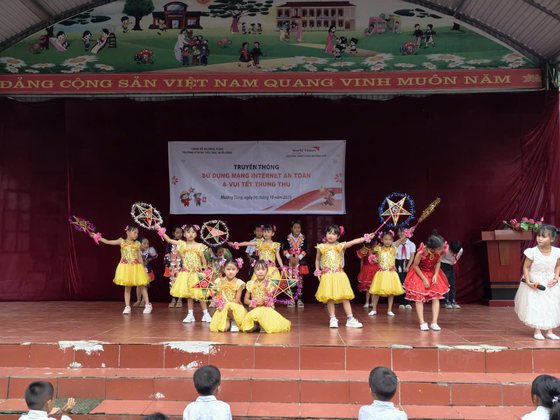 Trường PTDTBT TH Huổi Lèng tổ chức Tết Trung thu cho học sinh