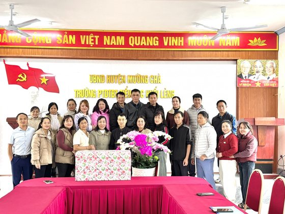 Trường PTDTBT TH Huổi Lèng chia tay cô giáo Đào Thị Vân nghỉ hưu