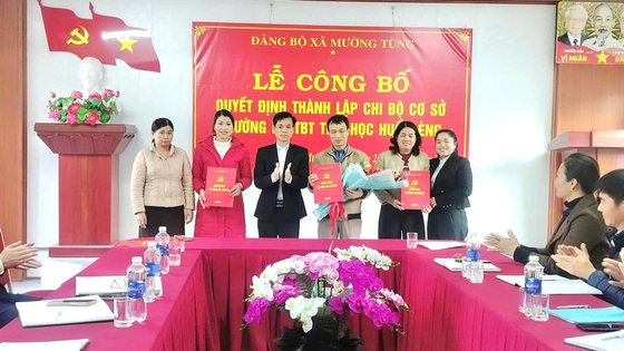 Công bố QĐ Chi bộ Đảng - Trường PTDTBT TH Huổi Lèng