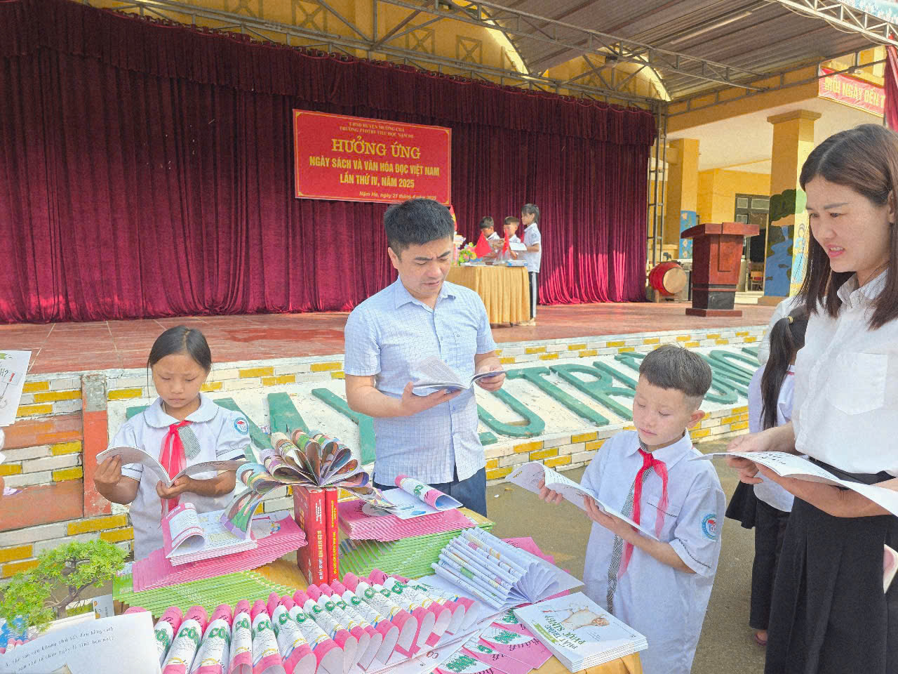 thầy cô đọc sách